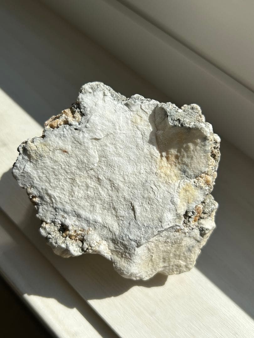 「静寂を宿す ― ナチュラルハウライト原石」