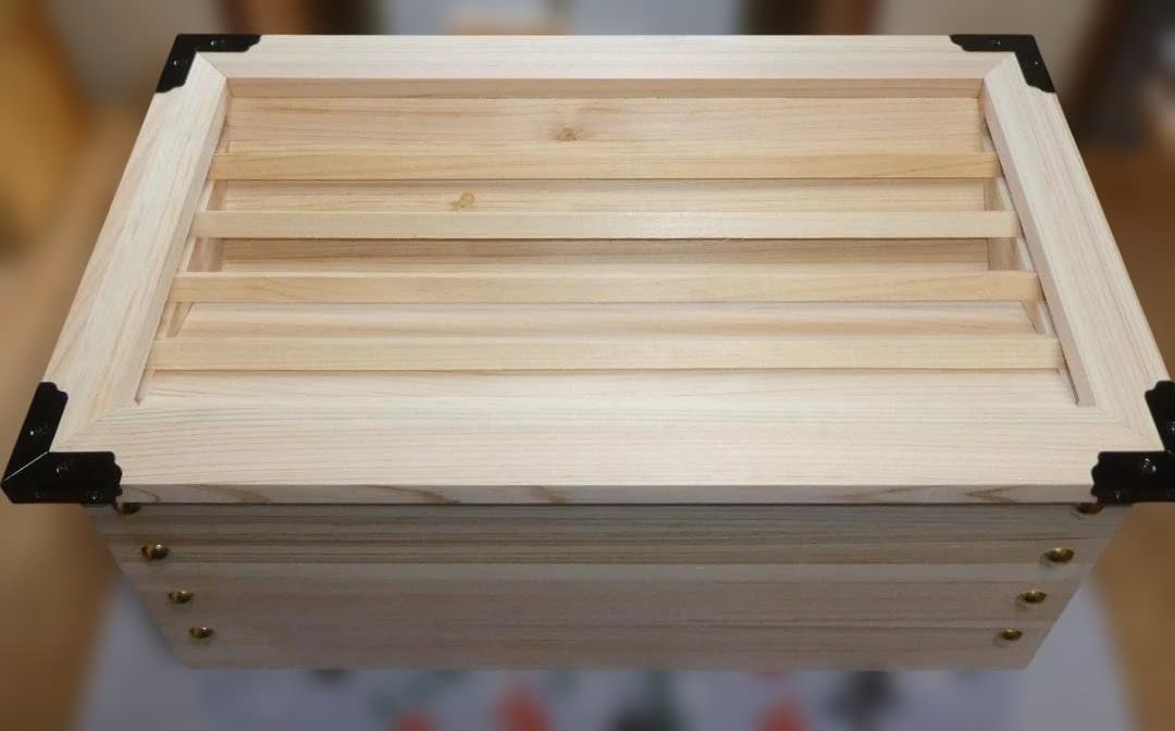 特別品 　開運　賽銭箱（桧）大　外枠・格枠付　金鋲　３９