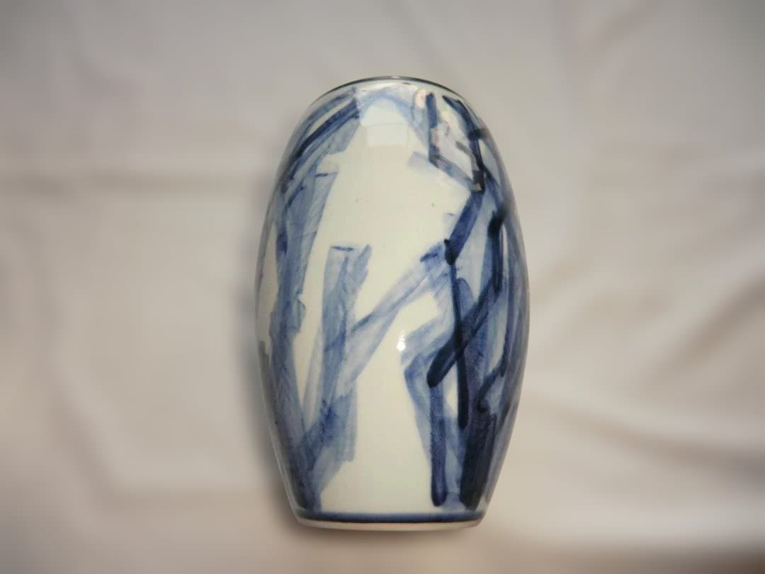 青と白の抽象デザインの陶器花瓶 松風栄一 木箱付き 京焼
