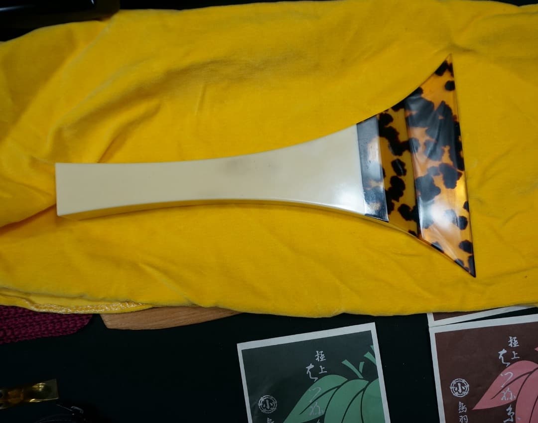 【中古品】三味線 本体、バチなど付属品多数、ハードケースケース付き