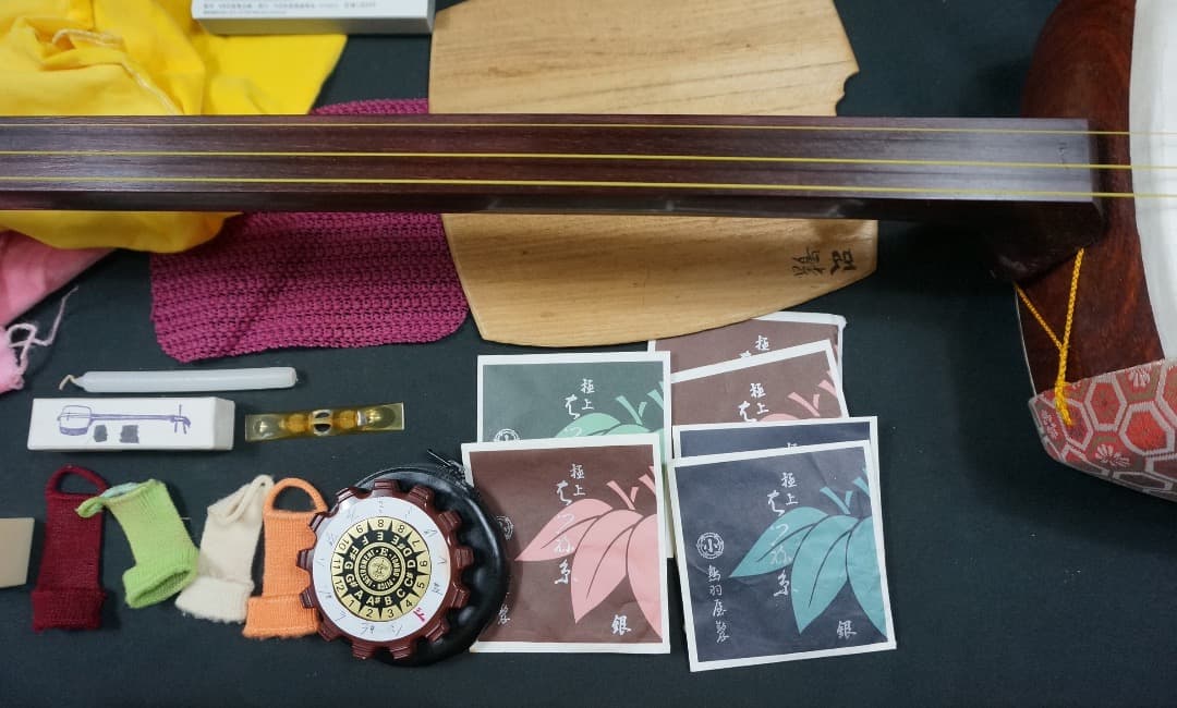 【中古品】三味線 本体、バチなど付属品多数、ハードケースケース付き
