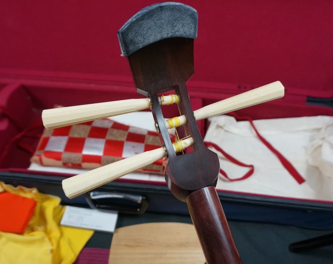 【中古品】三味線 本体、バチなど付属品多数、ハードケースケース付き