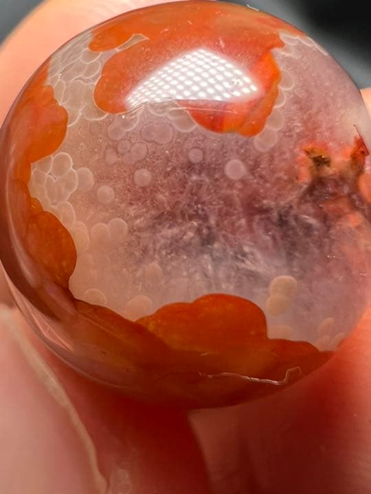 0908162　セール✨戦国紅瑪瑙17ミリ　貫通穴　キラキラ✨結晶