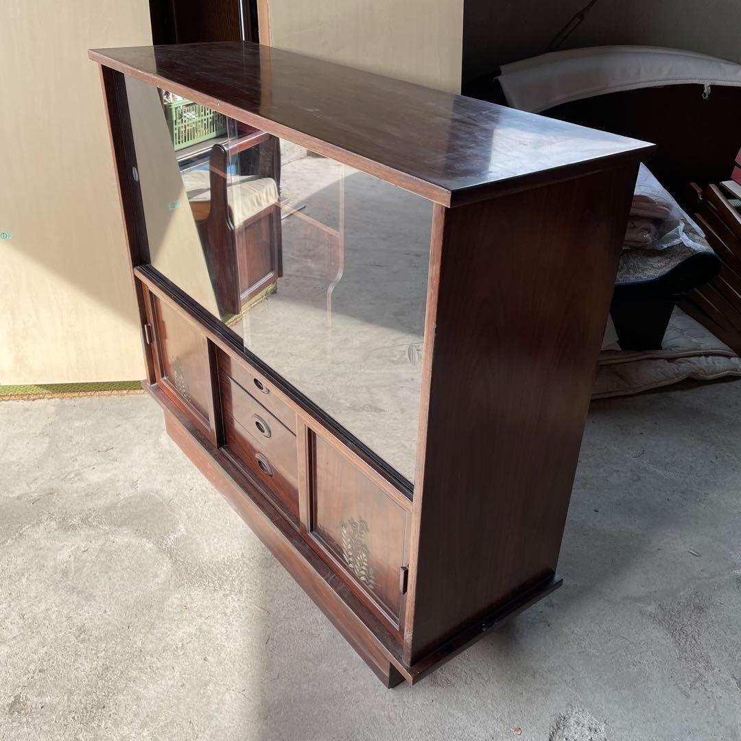 木製ダークブラウンキャビネット ガラス扉付き