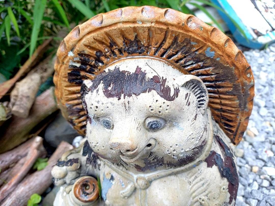 狸の置物　陶器の置物
