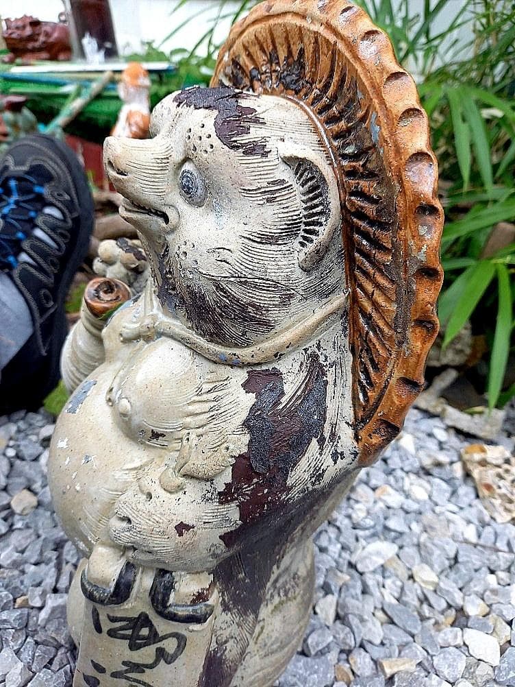 狸の置物　陶器の置物