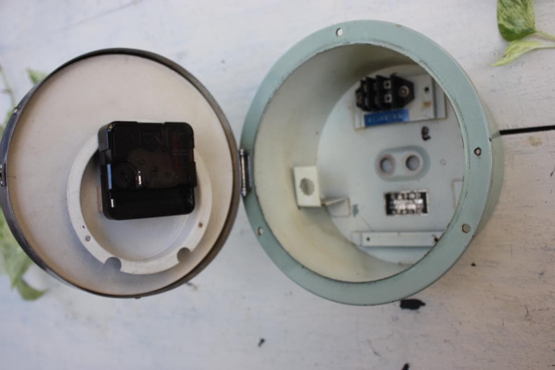 アンティーク モスグリーン 希少 丸型 時計 電池式 スイープクオーツ改造