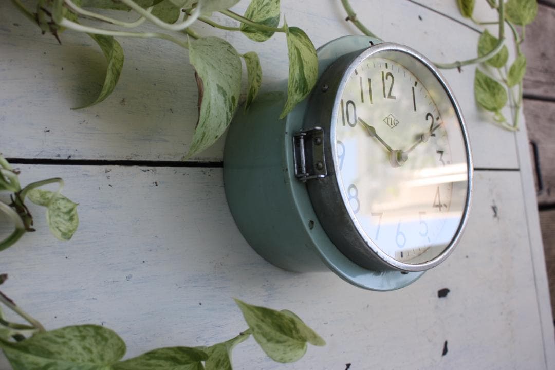 アンティーク モスグリーン 希少 丸型 時計 電池式 スイープクオーツ改造