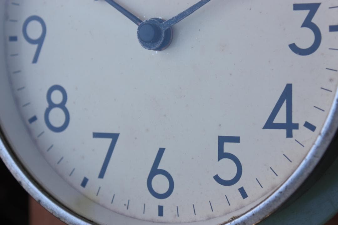 アンティーク モスグリーン 希少 丸型 時計 電池式 スイープクオーツ改造