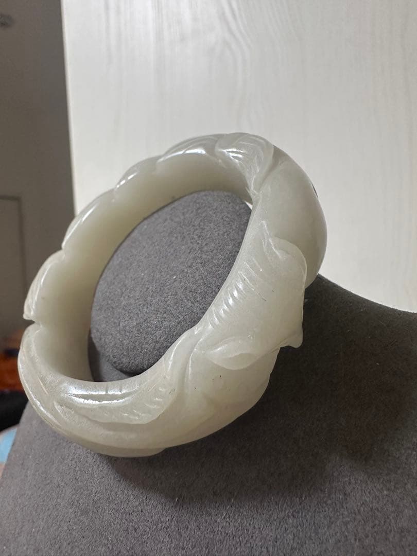 九尾狐バングル　シャー太白バングル　彫刻天然石バングル