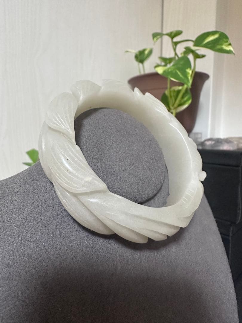 九尾狐バングル　シャー太白バングル　彫刻天然石バングル