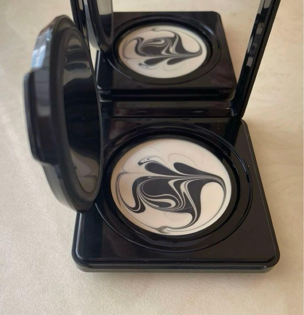 ジバンシイ　ソワンノワールUVコンパクト（日焼け止め）サンプル付き