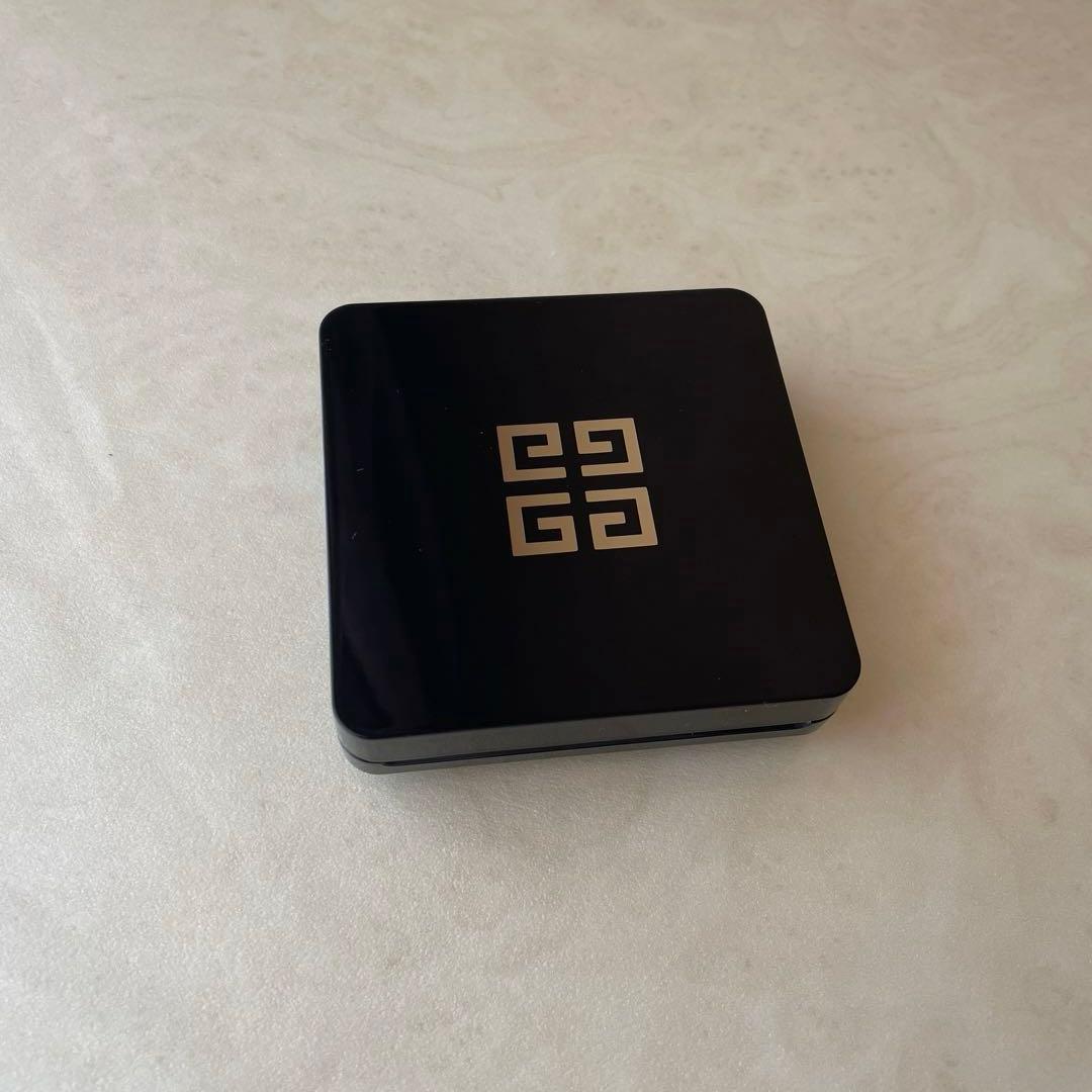 ジバンシイ　ソワンノワールUVコンパクト（日焼け止め）サンプル付き