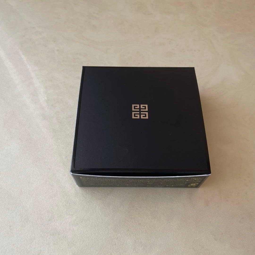 ジバンシイ　ソワンノワールUVコンパクト（日焼け止め）サンプル付き