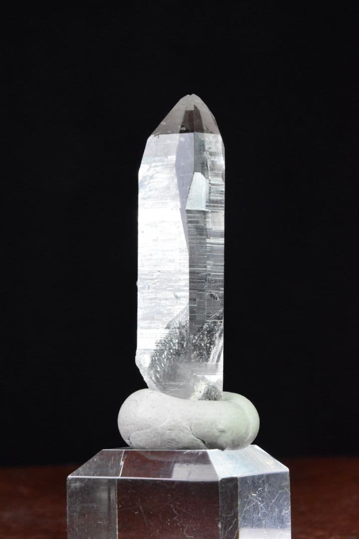 ガネーシュヒマール ラパ産 放射状の結晶が見られるクリアポイント