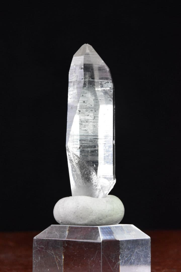 ガネーシュヒマール ラパ産 放射状の結晶が見られるクリアポイント