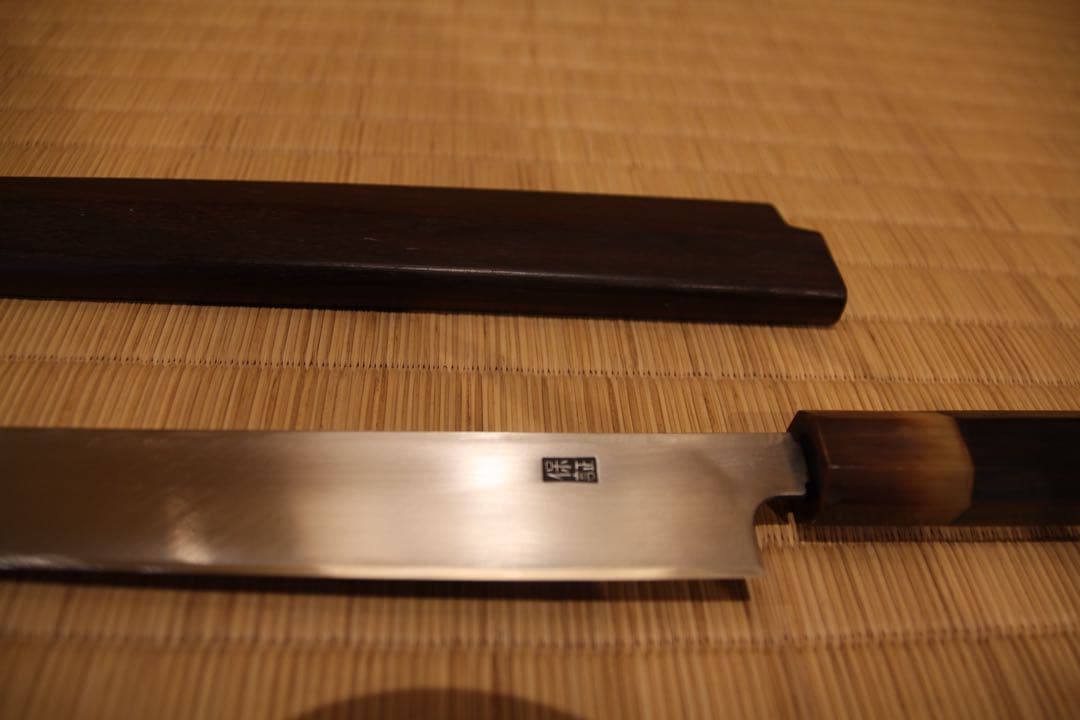 郷右馬允義弘　本焼　先丸蛸引尺ニ寸　黒檀鞘付