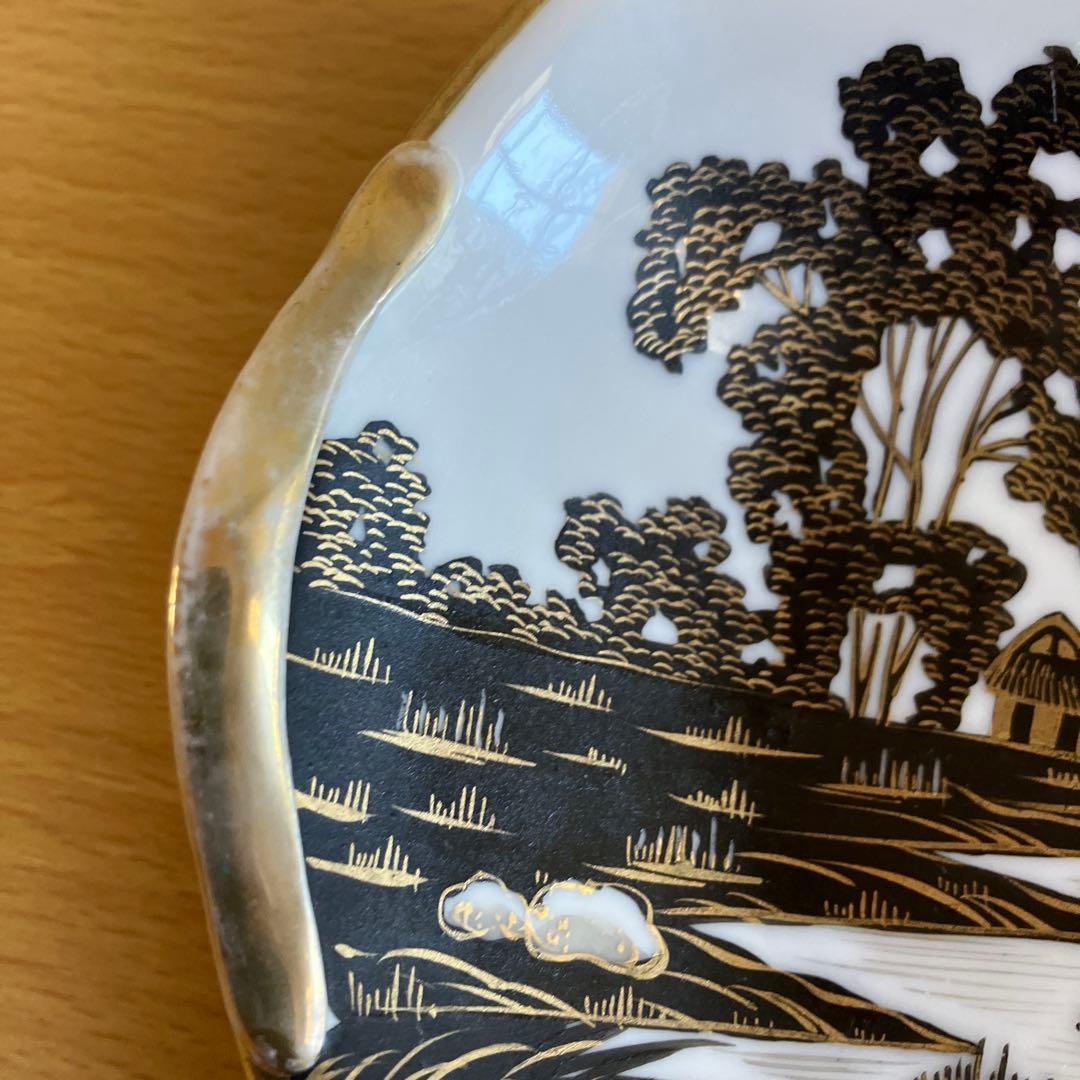 7. オールドノリタケ メープルリーフ印 モノトーンに金彩アクセントの