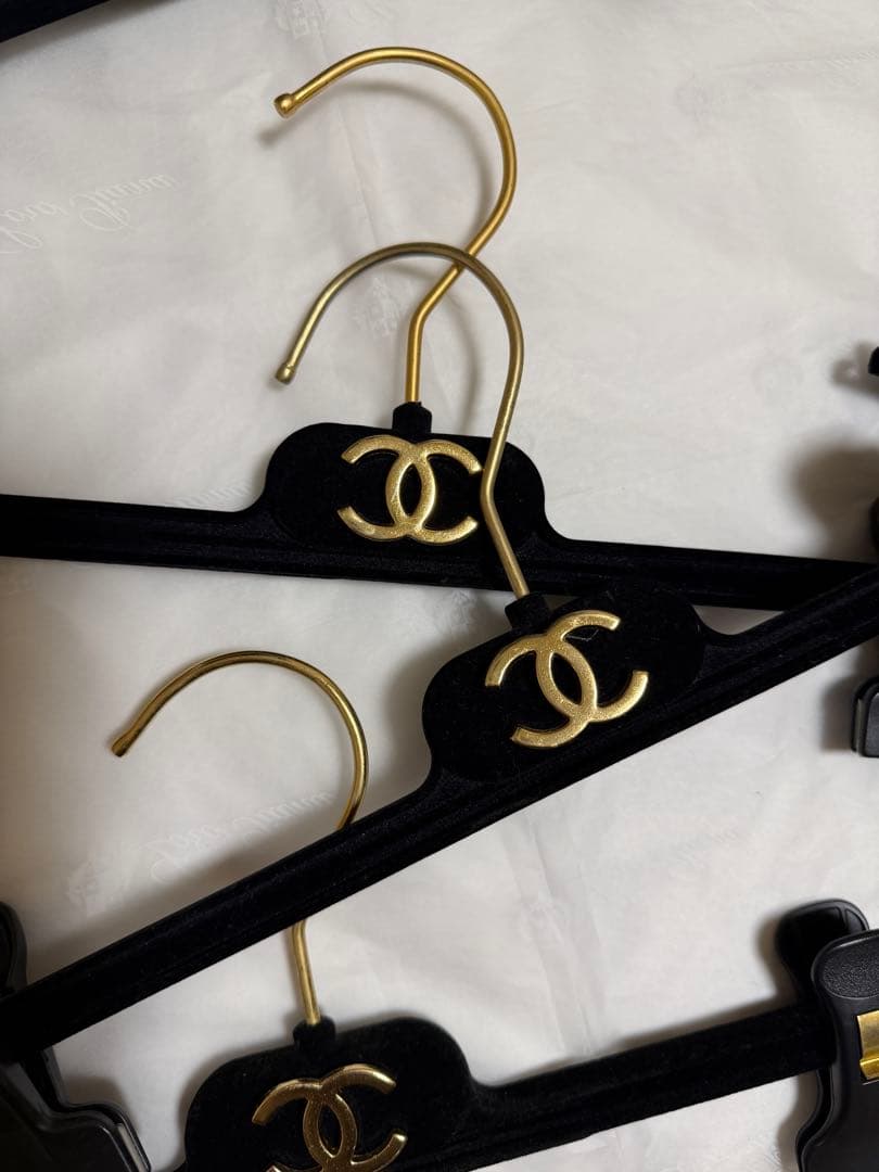 シャネル ロゴ付き衣類ハンガー 7本セット - メルカリ