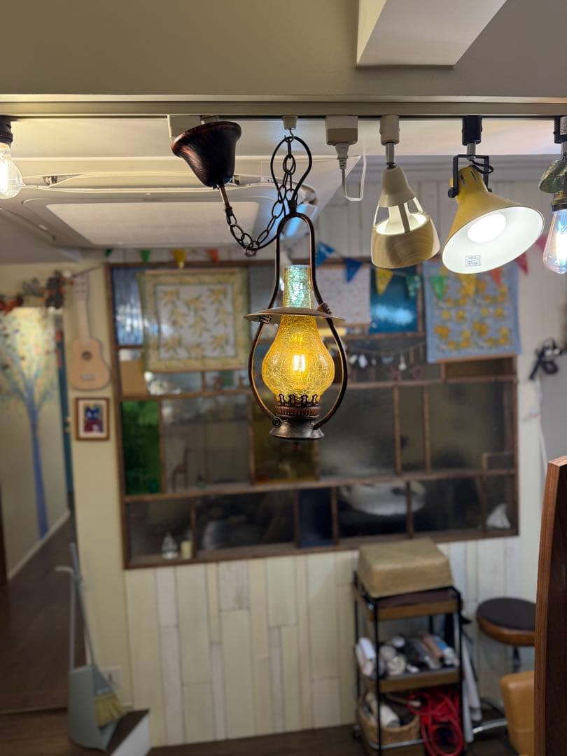 大正ロマンを感じるレトロなペンダントライト。クラッシュガラスの優雅な輝き