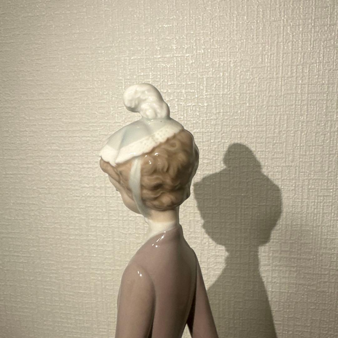 リヤドロ LLADRO【美品】フィギュリン《犬を連れた婦人》4761