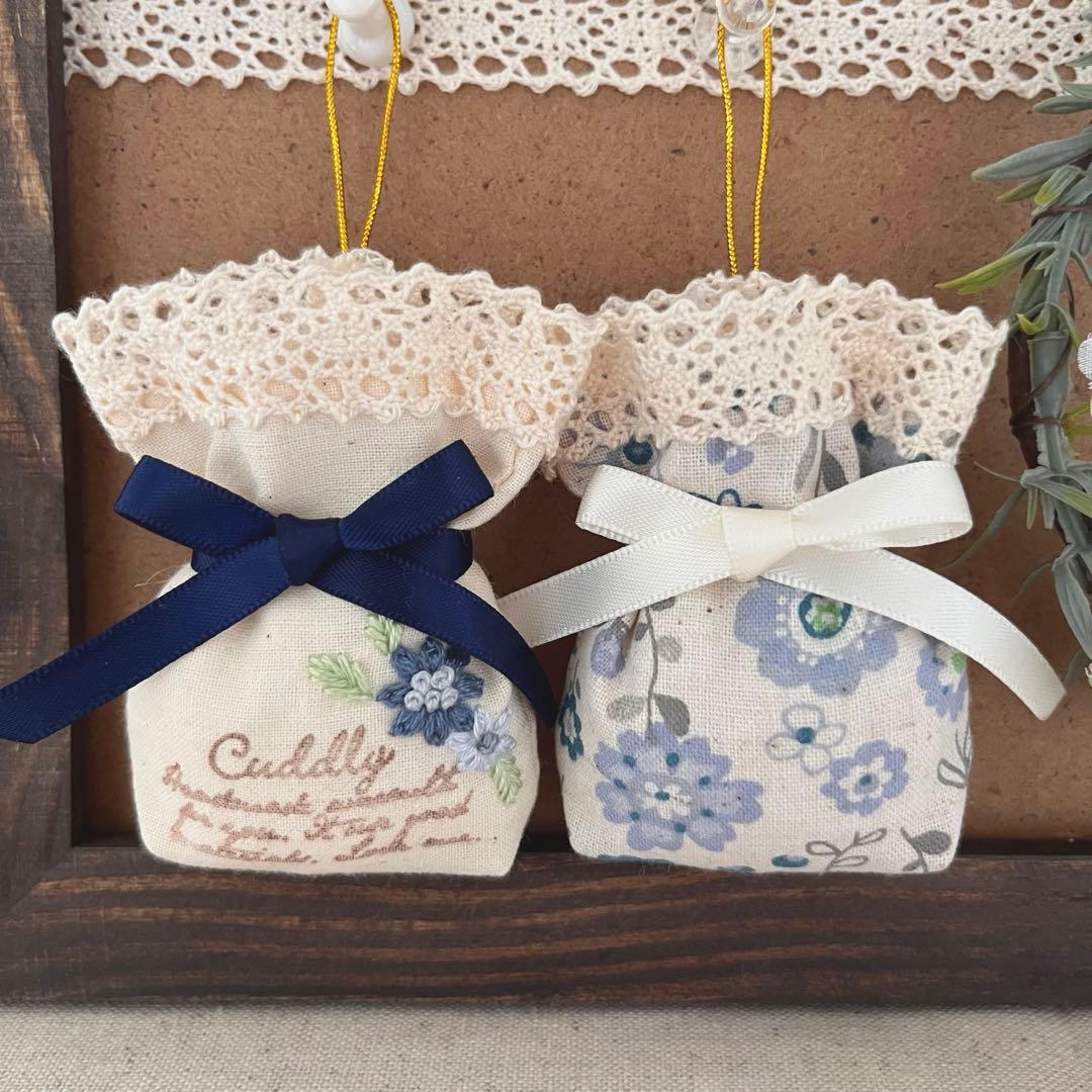 2408-46 ミニストラップサシェ 香り袋 2個組 グレイブルー 花柄 刺繍