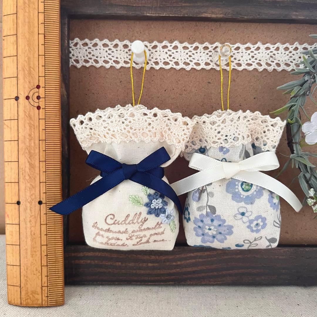 2408-46 ミニストラップサシェ 香り袋 2個組 グレイブルー 花柄 刺繍