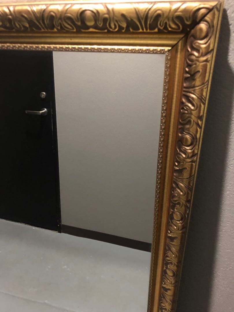 装飾的なゴールド壁掛け鏡