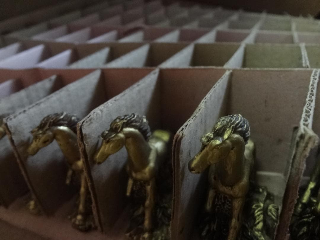 2026年干支・午　開運縁起物金色の馬の彫刻９体セット 　何事もうまくいく・・