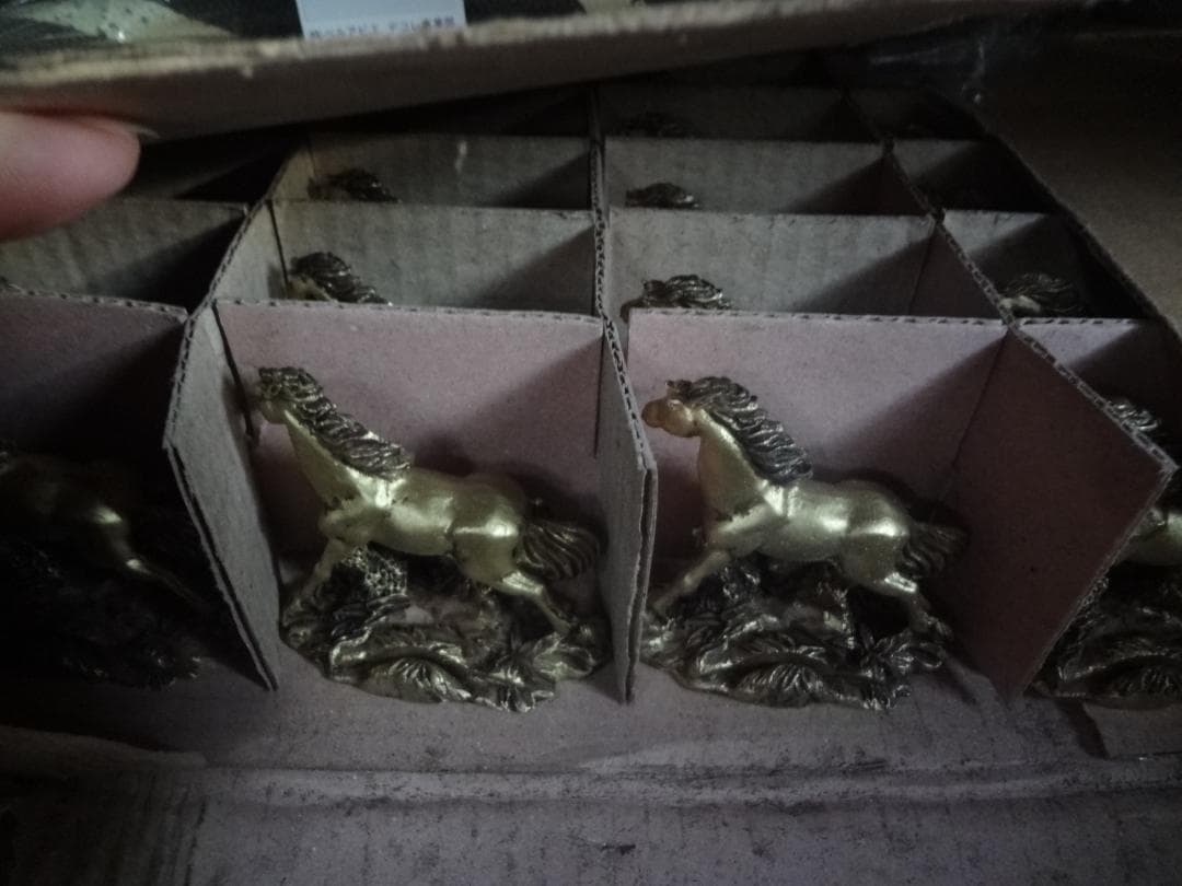 2026年干支・午　開運縁起物金色の馬の彫刻９体セット 　何事もうまくいく・・