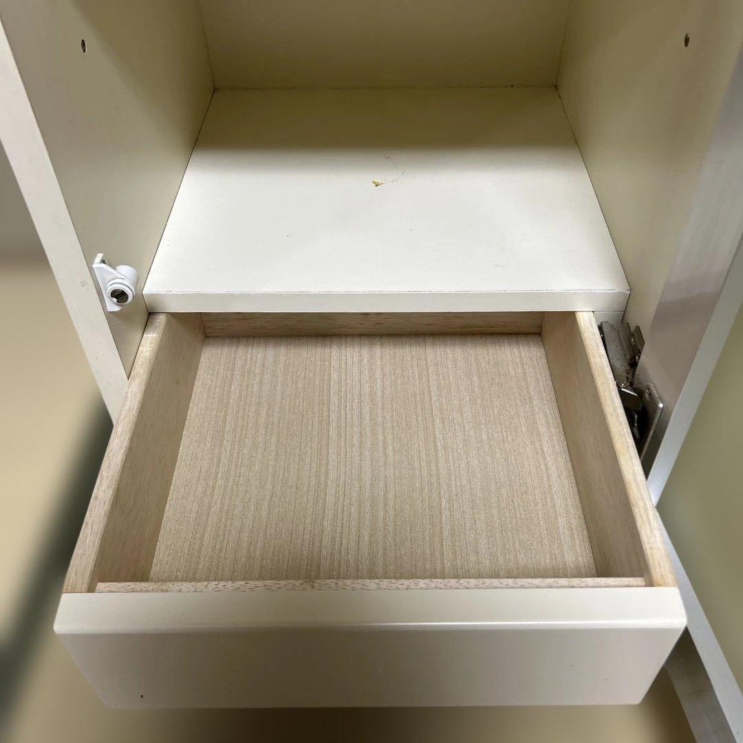 クリーム ガラス扉 スリム キャビネット