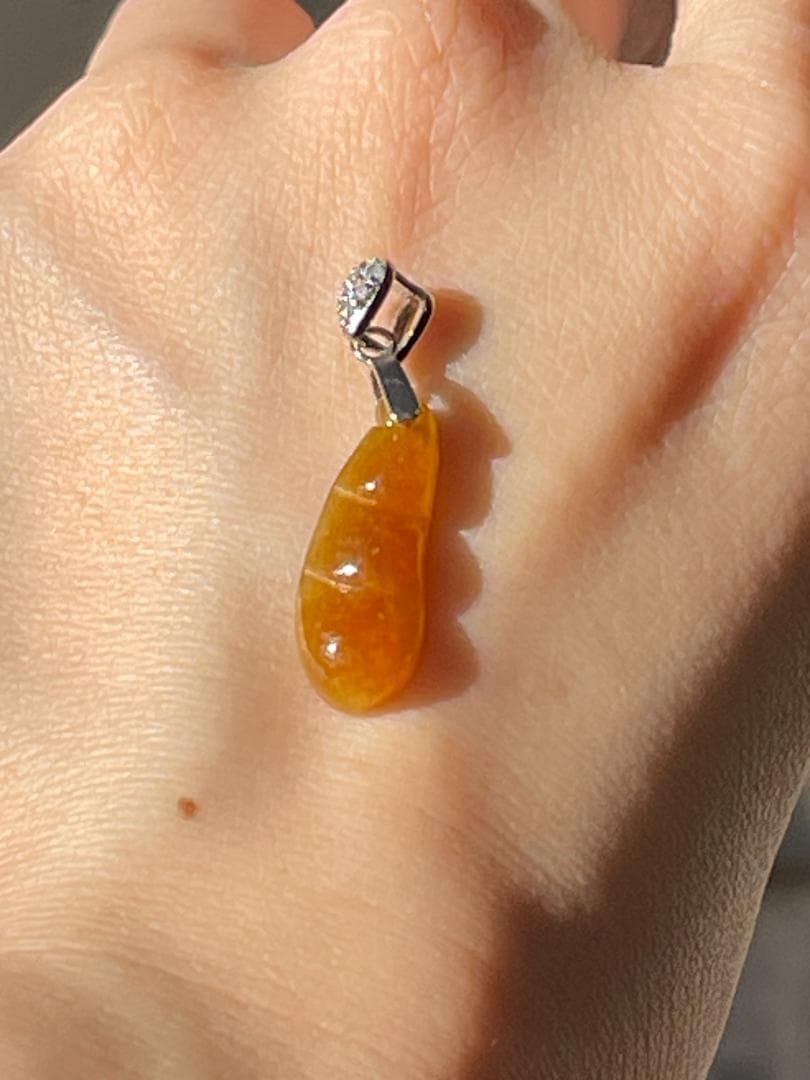 鑑別書付き ミャンマー産 氷種本翡翠 豆モチーフ S925 ペンダント1713