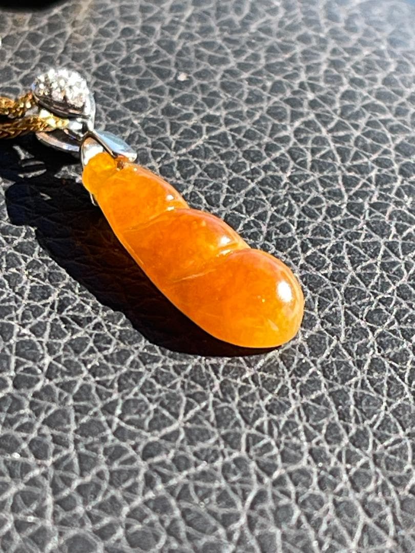 鑑別書付き ミャンマー産 氷種本翡翠 豆モチーフ S925 ペンダント1713