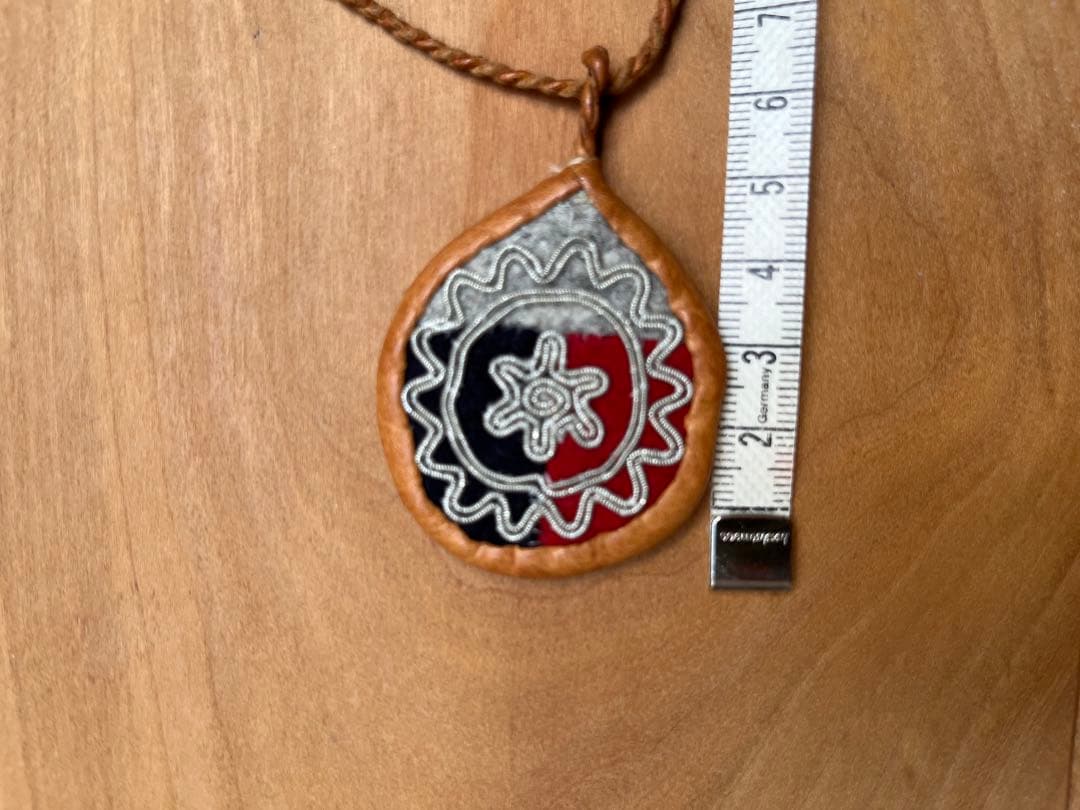 【美品】マリアルドマン　ネックレス　レザー　刺繍　ピューター