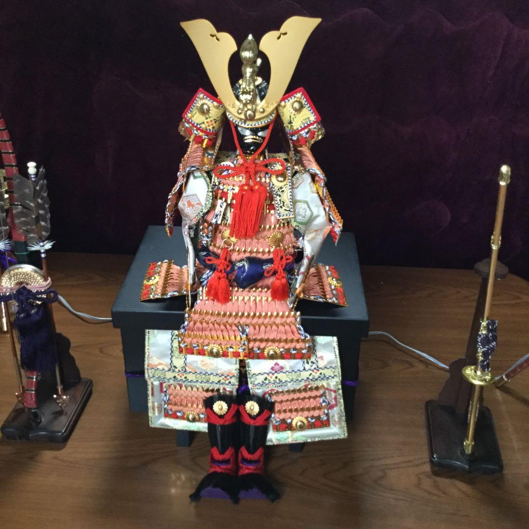 甲冑、御弓太刀飾、かがり火、　金屏風　　(源山作)