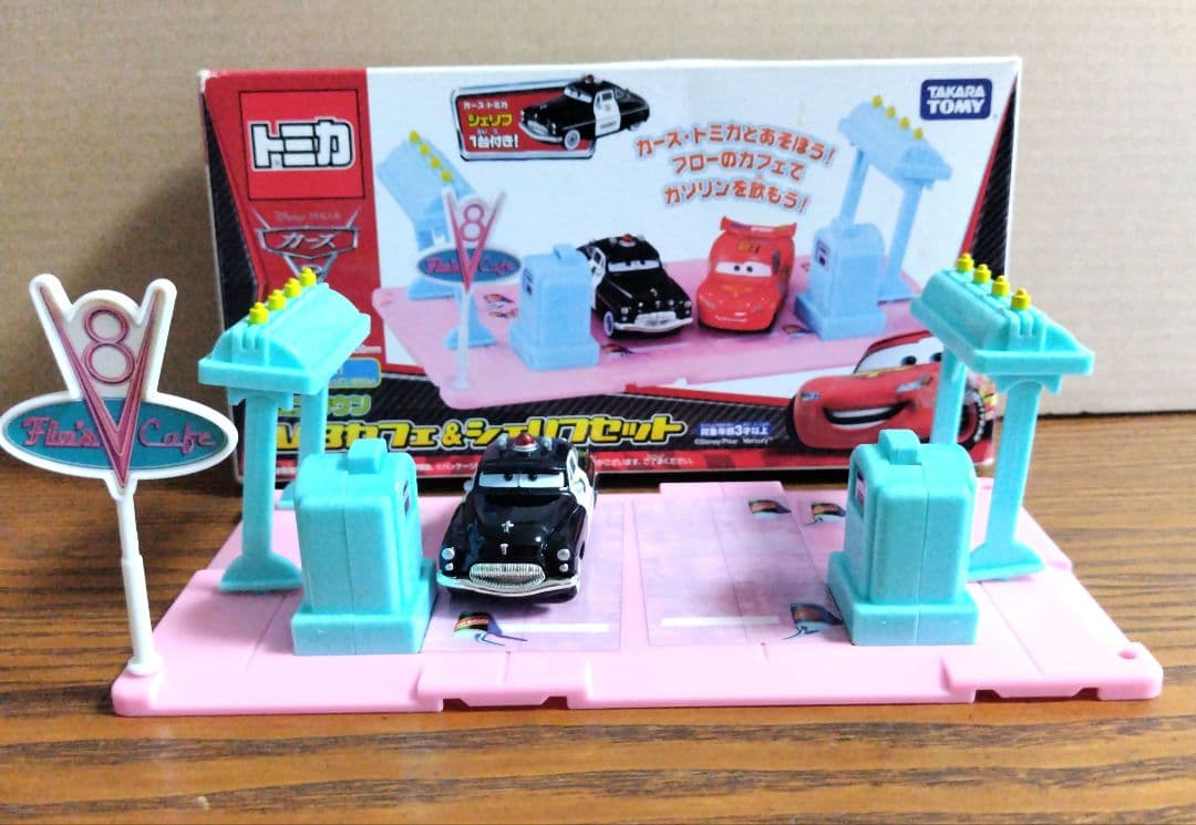 トミカ カーズV8カフェ&シェリフセット - メルカリ