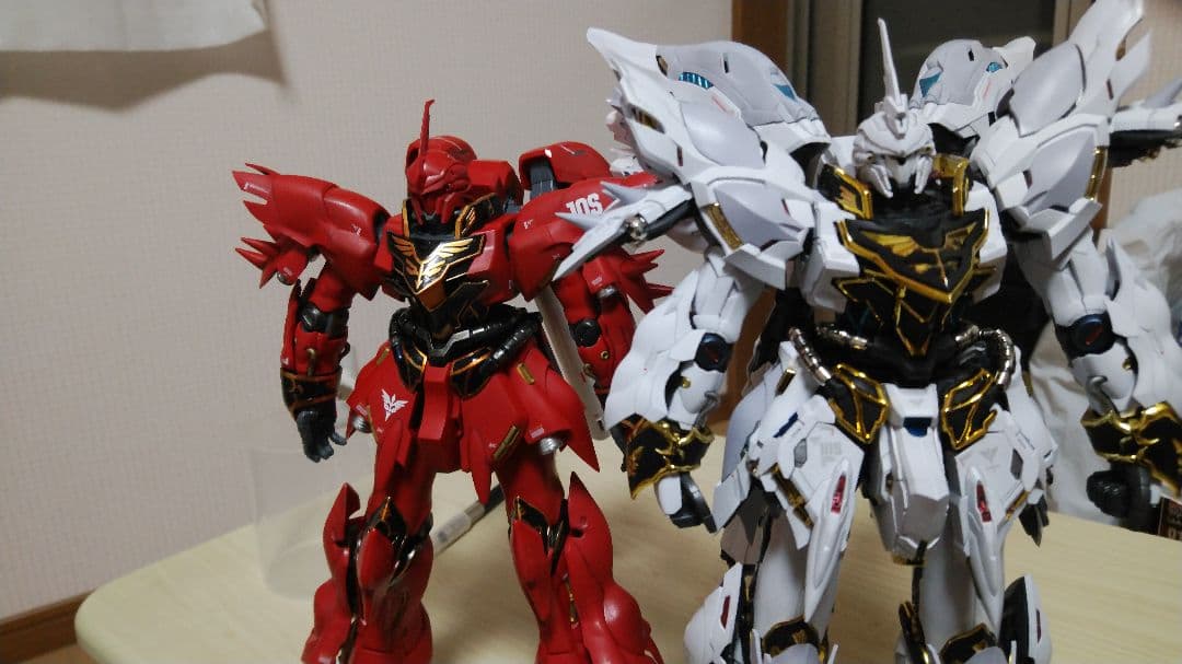 オマケ付き！〈完成品〉海外キットシナンジュ似真紅の三倍速白狼Ver.