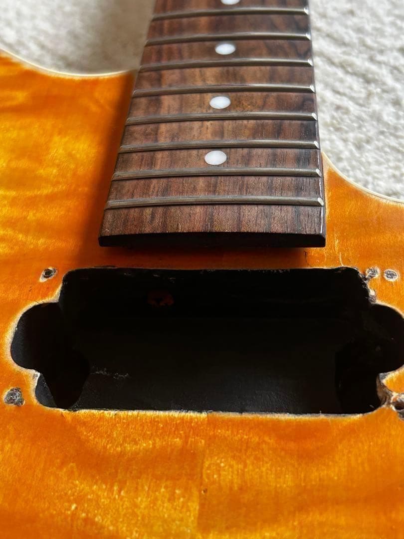 ミュージックマン風　カスタム抜け殻ギター