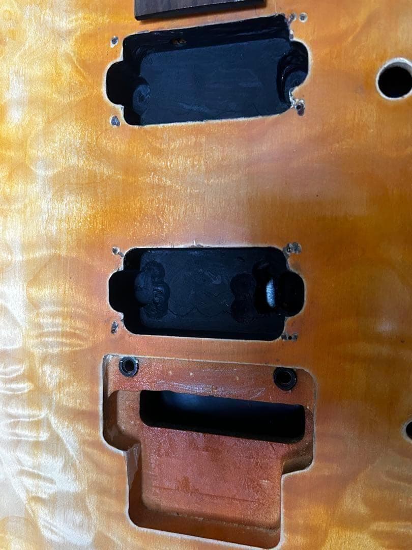 ミュージックマン風　カスタム抜け殻ギター