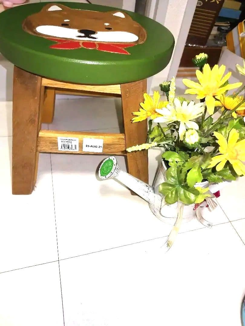 柴犬のスツールと花飾り