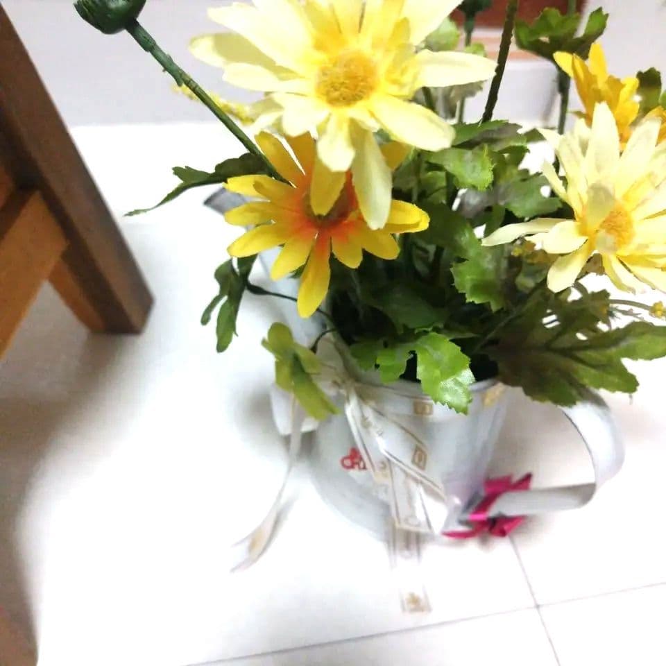 柴犬のスツールと花飾り