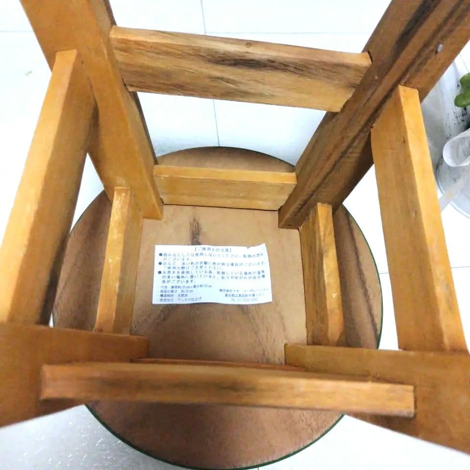 柴犬のスツールと花飾り