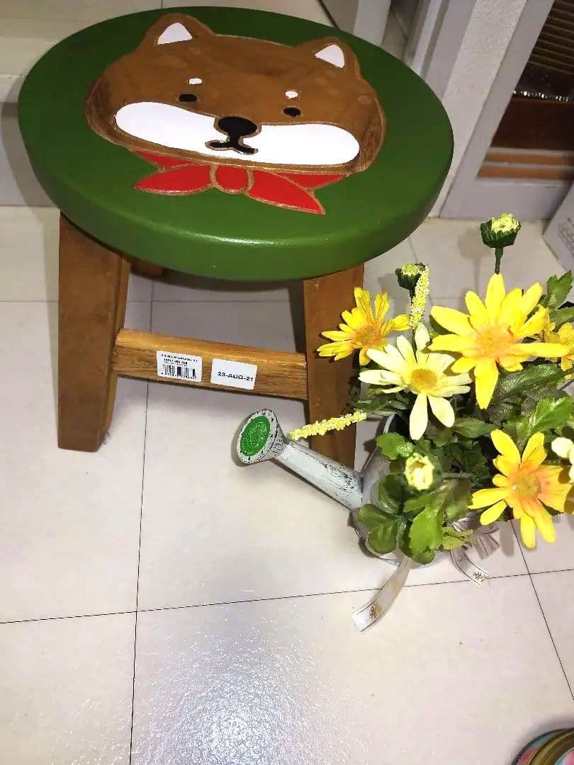 柴犬のスツールと花飾り