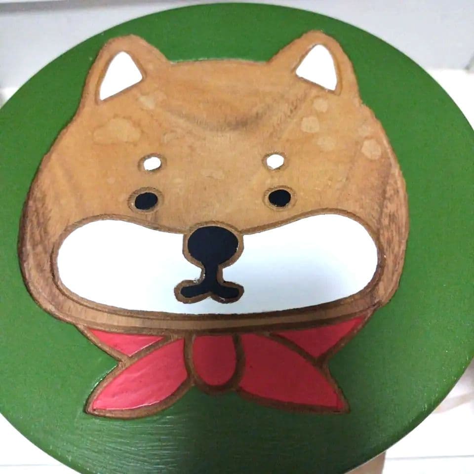 柴犬のスツールと花飾り