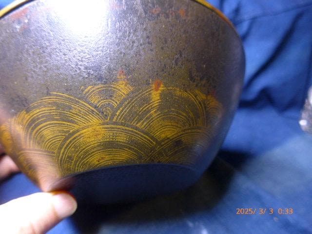 小さなカエルが取手の蓋付き菓子器 青貝の象嵌付き 木製です