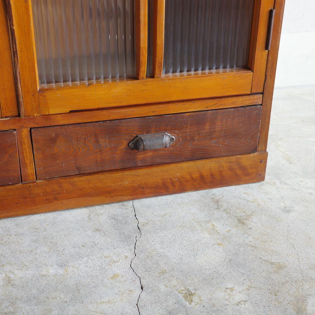 レトロなモールガラス扉の収納棚