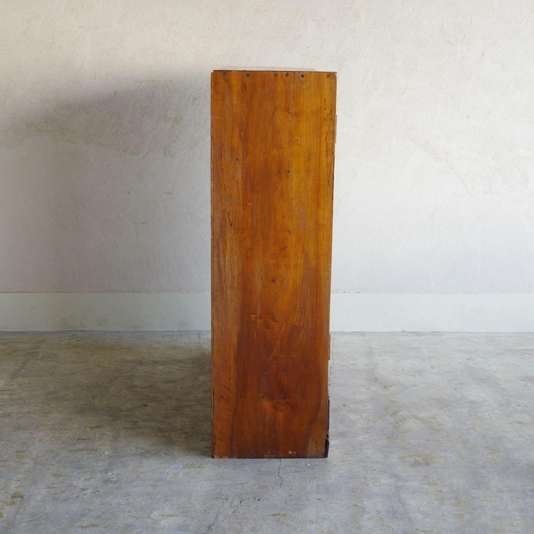 レトロなモールガラス扉の収納棚