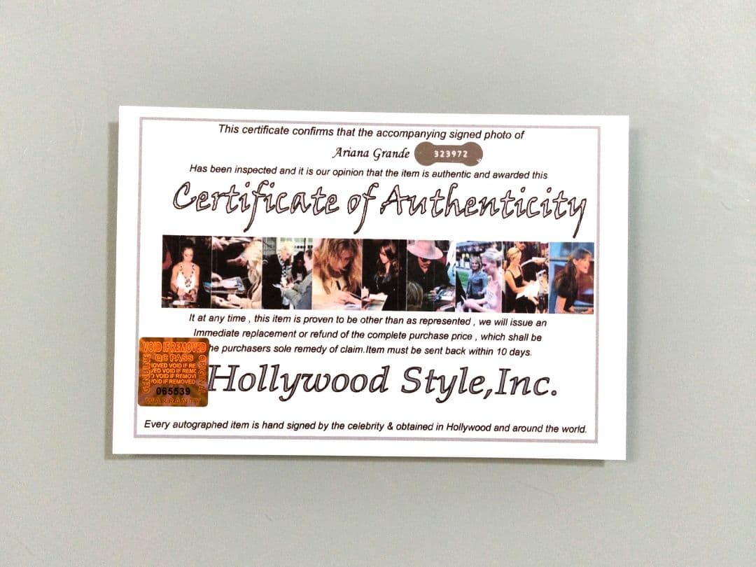アリアナ・グランデ直筆サイン入り超大型写真…Ariana Grande - メルカリ
