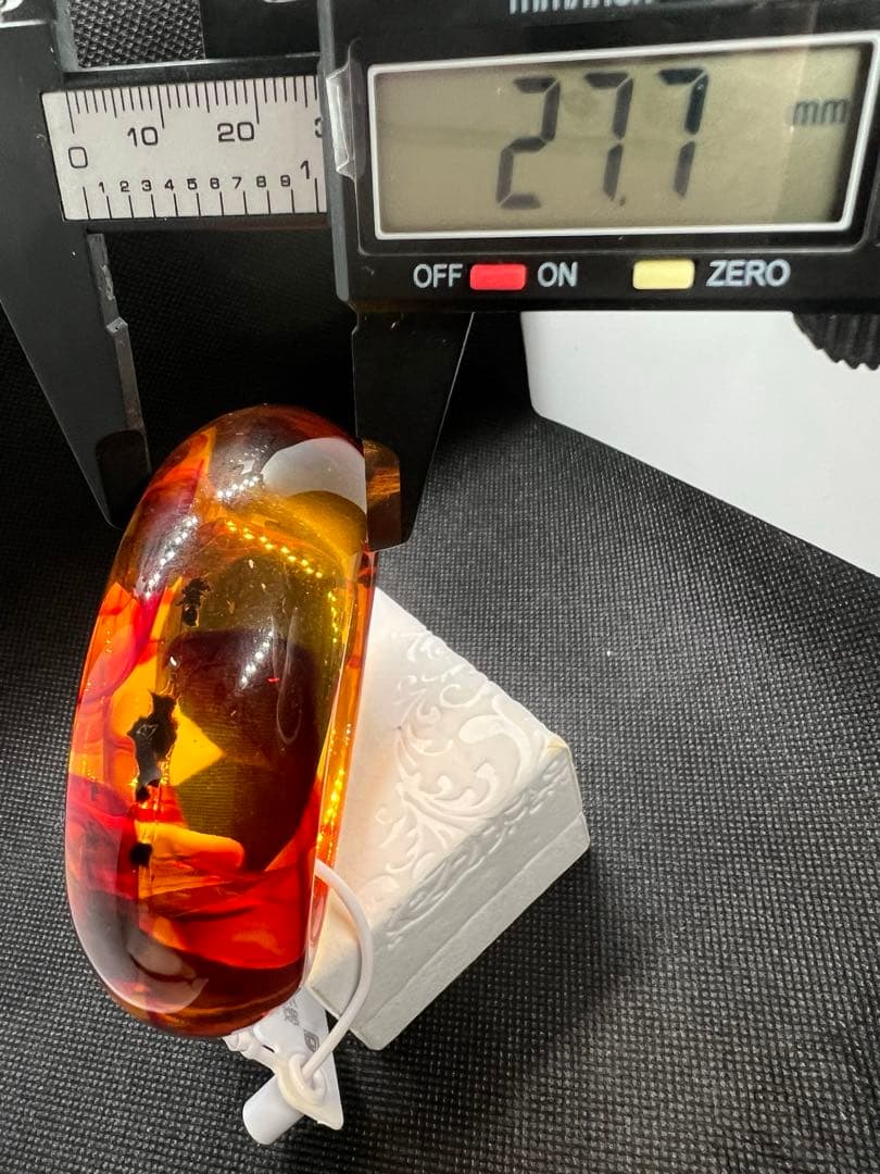 虫入ハニーアンバー琥珀幅広タイヤ形のバンクル　AB1022