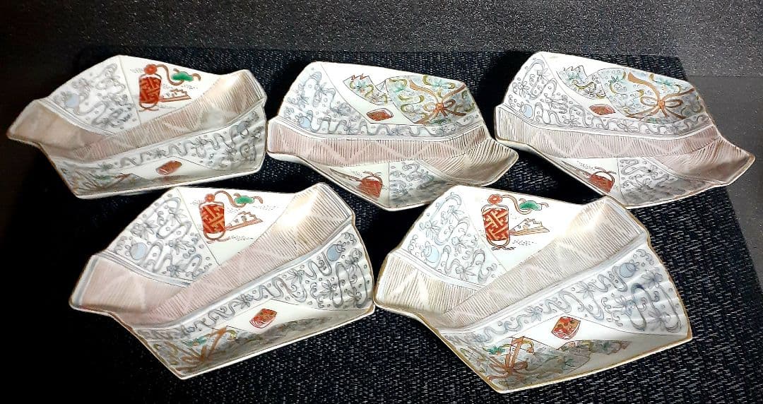 【最上作品❗️】江戸後期　古伊万里　錦手　折紙型　竜田川に印籠に衣装の図皿　5客